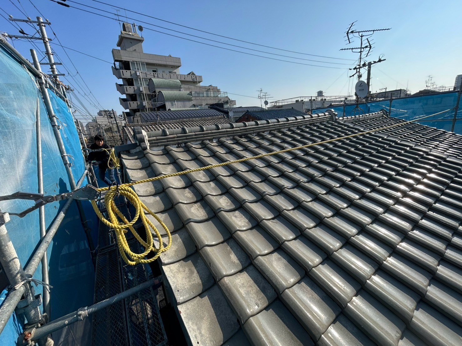 施工前の陶器瓦の屋根