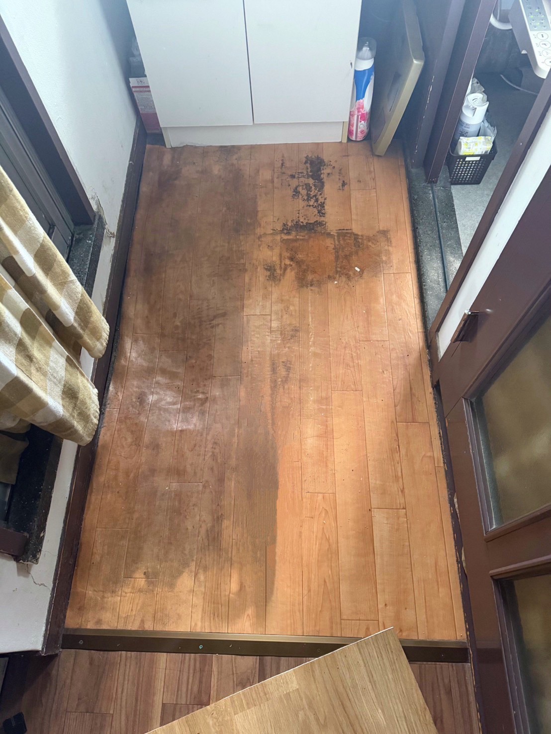 施工前の洗面所の床