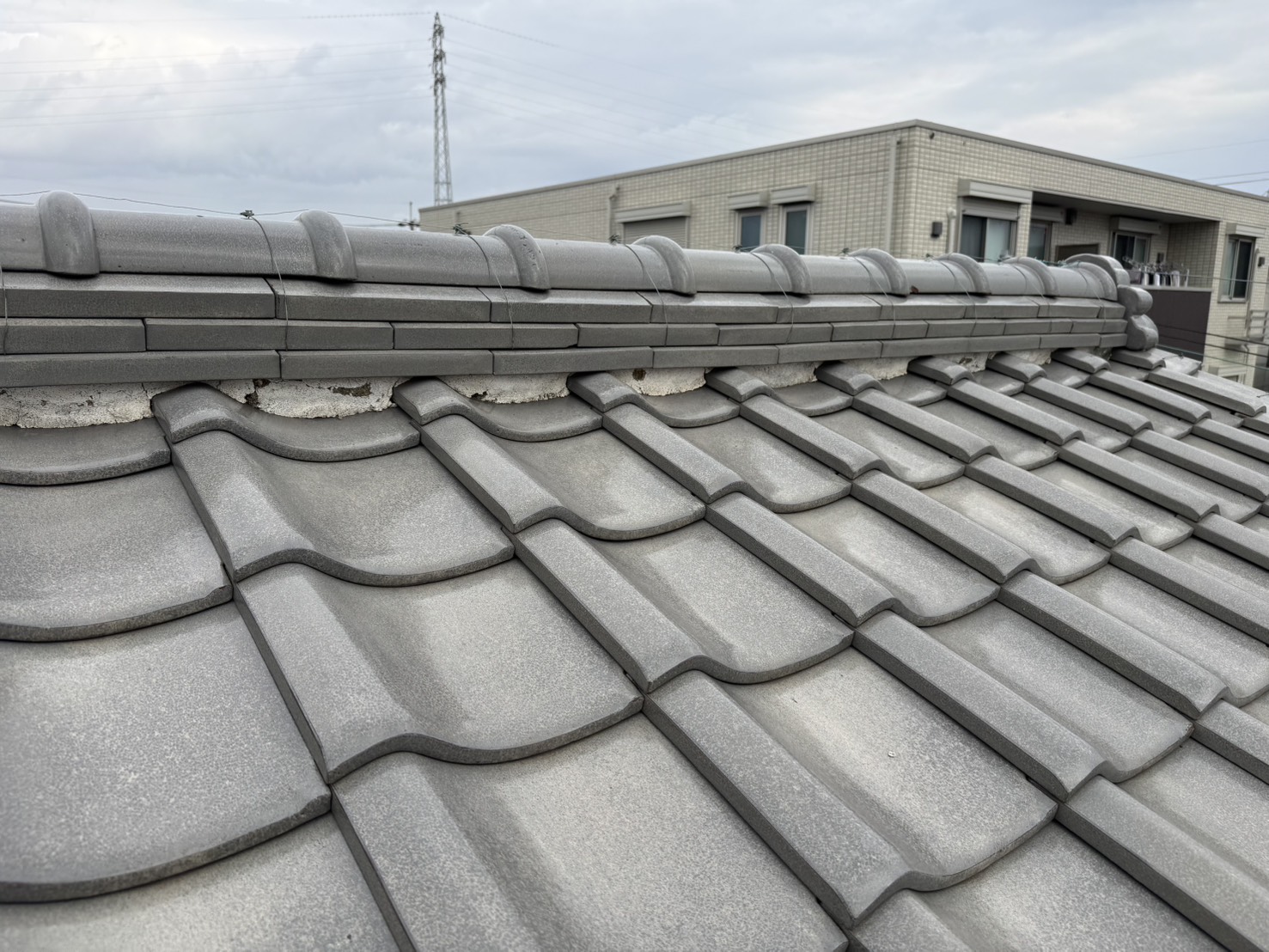 棟の漆喰が劣化した状態