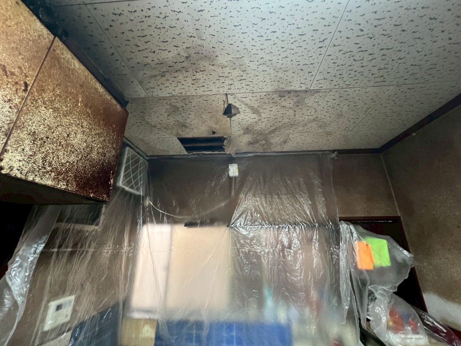 施工前の雨漏りで傷んだ天井